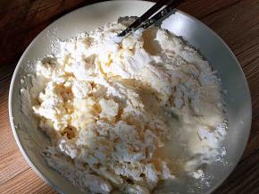 面粉的一半，一半烫面，一半温水，搅拌成絮状，再混合搅拌。