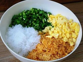 韭菜洗净控水，切成小段，粉丝用冷水浸泡，热水烫一下马上捞出控水，切小段，鸡蛋倒入锅中用筷子快速搅拌成小颗粒，晾凉，将以上馅料搅拌均匀。