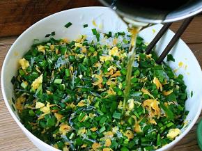 第一步：加油搅拌一下。