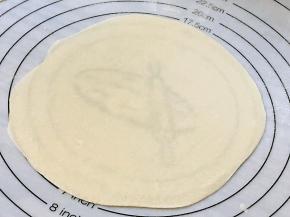 擀成直径大约18厘米的圆饼。