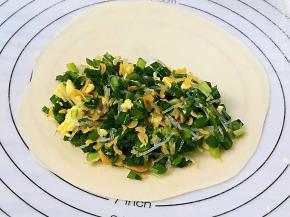 馅料放在圆饼的一半，注意边缘部位不要留馅。