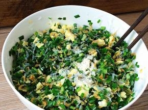 第二步：鸡精味精加入，搅拌均匀，备用。