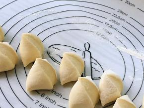 搓成长条，切成均匀的小剂子。