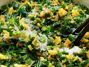 现在给馅加盐、香油并搅拌均匀。