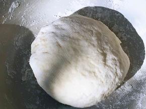 揉成面团，加盖保鲜膜醒面三十分钟。