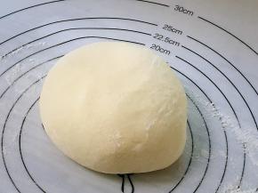 醒好的面团再揉至光滑。