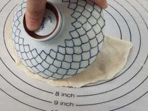 用小碗沿半圆边转一圈，去掉多余的边。