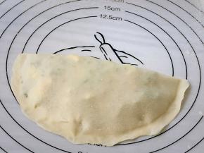 对折，压实半圆边。