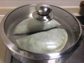 平底锅刷一层薄薄的油，放入盒子不动，盖盖。