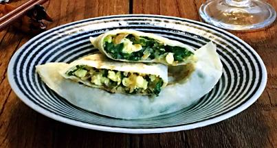 皮薄馅足鲜美的虾皮韭菜盒子就烙好了，趁热吃最香。