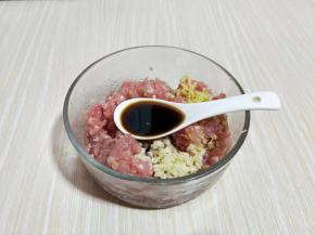 再加入生抽，盐，食用油，十三香，用筷子搅拌均匀，无需搅上筋。