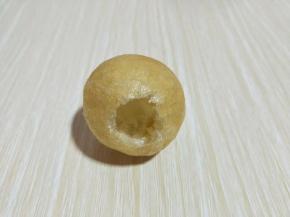 油面筋用筷子或者大拇指轻轻按一个洞洞，手指伸进去，把里面清理空。