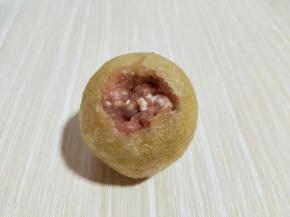 塞入肉馅，用筷子往里装，压紧装满。做出来口感更好。