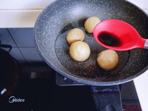 锅中加入清水，面筋塞肉，生抽。