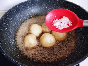 加入冰糖，（冰糖的量根据个人口味），大火烧开，转中火5分钟，再转小火15分钟。