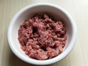 肉糜，我超市买的，让店员帮忙绞成肉馅的，这里不强调，自己剁，食用料理机都可以。