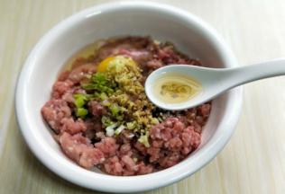 再加入料酒，(适当多加一些，去肉腥)