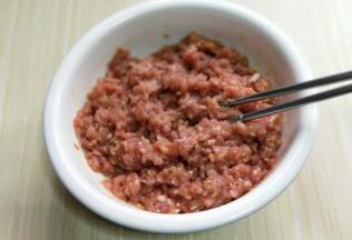 用筷子搅拌均匀。