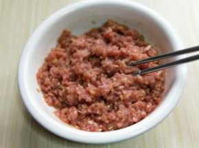 用筷子搅拌均匀。