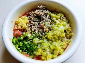 大白菜去根，冷水冲洗后焯水，锅中加入适量清水，大火烧开，加入大白菜，2分钟后捞出。捞出后立即过冷水，捞出淋干水份。之后将大白菜切碎。