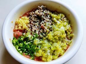 大白菜去根，冷水冲洗后焯水，锅中加入适量清水，大火烧开，加入大白菜，2分钟后捞出。捞出后立即过冷水，捞出淋干水份。之后将大白菜切碎。