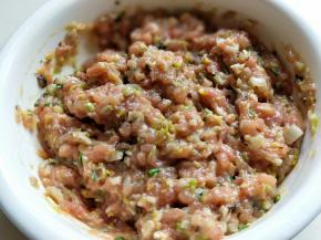 拌好的肉馅中，冲分搅拌均匀。