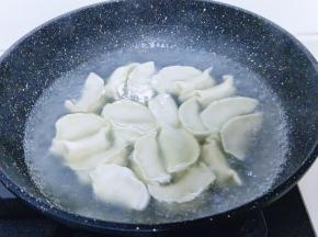 煮水饺喽～锅中加入水烧开后下水饺，东北有句话: (开锅煮皮，盖锅煮馅。)也就是说不盖盖子是煮皮，盖上盖子是煮馅。煮熟捞出即可。