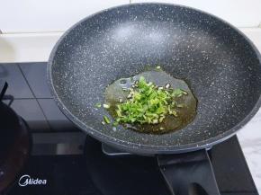 起油锅，加入切好的葱蒜炒香。