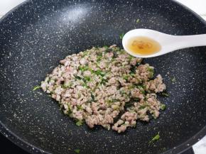 加入肉糜，炒至变色，加入料酒。（我买的里脊肉提前剁好的）