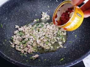 再加入辣德鲜辣椒酱。