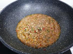 加入半碗水，大火烧开，转中火5分钟即可！