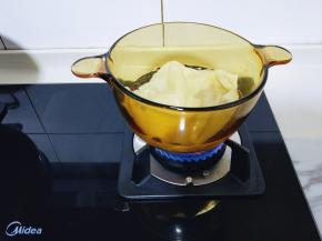 锅中加入水烧开，把豆腐皮放入锅中立即关火，烫一下。