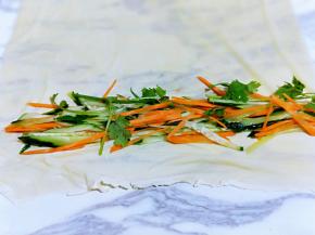 烫好的豆腐皮淋干水分，放入切好的蔬菜丝。