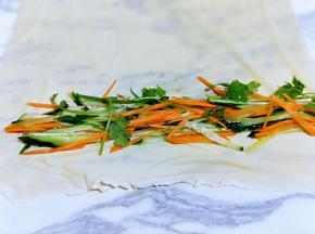 烫好的豆腐皮淋干水分，放入切好的蔬菜丝。
