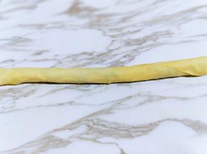 卷起来，再切出自己想要的大小段。