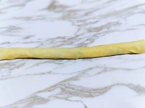 卷起来，再切出自己想要的大小段。