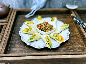 吃的时候蘸酱吃。