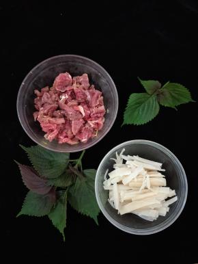 牛肉切成薄片，加入适量料酒、盐、淀粉、酱油、姜丝，搅拌均匀后腌半个小时左右。酸笋也切成条备用。