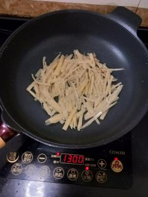 锅烧热不用放油，直接倒入酸笋，小火炒干水分，这样酸笋会更香。