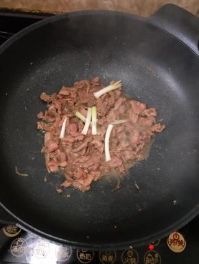 然后放入葱白，翻炒均匀。