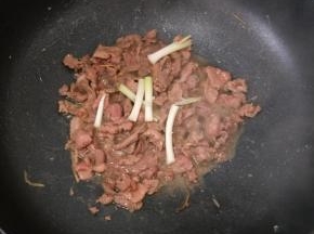 然后放入葱白，翻炒均匀。