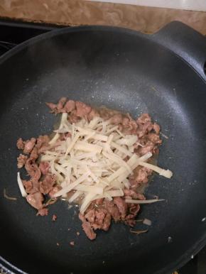 接着倒入酸笋，还是大火翻炒片刻。