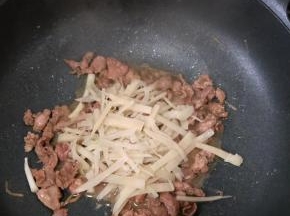 接着倒入酸笋，还是大火翻炒片刻。