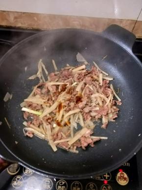 然后再加入适量耗油，翻炒均匀。