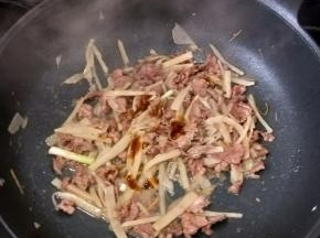 然后再加入适量耗油，翻炒均匀。