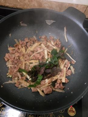 最后放入紫苏，再次翻炒均匀即可出锅。