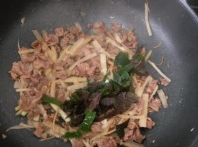 最后放入紫苏，再次翻炒均匀即可出锅。