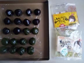 将抹茶桃山皮和红豆馅各分成25克一份，共10份，搓圆，并盖上保鲜膜防止风干