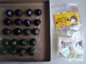 将抹茶桃山皮和红豆馅各分成25克一份，共10份，搓圆，并盖上保鲜膜防止风干