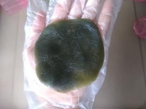 桃山皮放在手掌上，用另一只手按压，压成四周薄中间厚的圆形，用擀面棍也可以